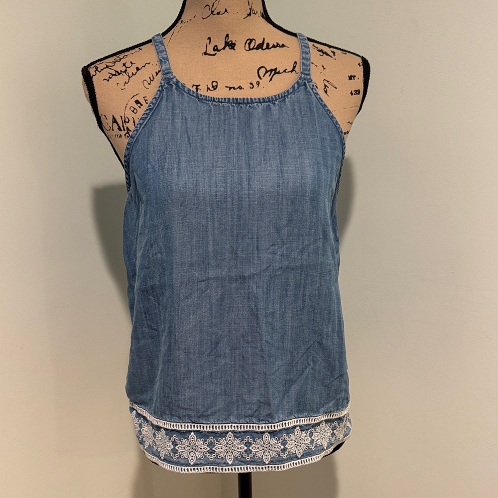 Vineyard Vines size medium Sleeveless Blue Chambray Tank with Lace Hem